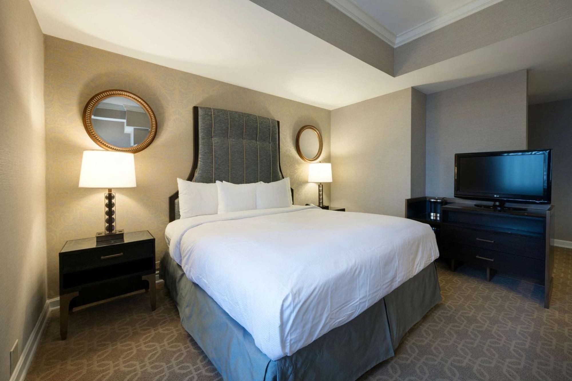 Hilton Milwaukee Hotel Exterior photo